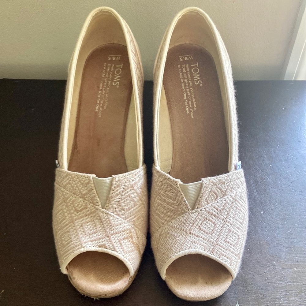 EUC Toms Women’s Classic Wedge Natural Diamond Peep-Toe Sandals size 9.5